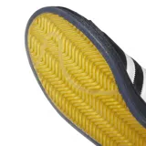 Championes Adidas Superstar ADV negros de gamuza con las tres tiras laterales blancas y suela de goma color caramelo.