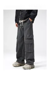 Pantalón cargo ancho de algodón y gabardina, color gris oscuro, con cintura elástica y regulable, y múltiples bolsillos cargo.