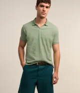 Bermuda de sarga color amarillo, de corte recto, con cierre de botón y cremallera, bolsillos delanteros y traseros.