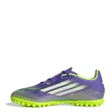 Championes de fútbol Adidas F50 Club para césped sintético, con diseño aerodinámico en tonos violeta y verde neón. Presentan el logo F50 en el lateral y una suela con tapones pequeños diseñada para tracción en canchas sintéticas.