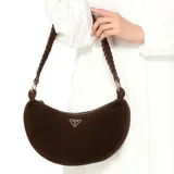 Cartera tipo hobo de cuero legítimo color marrón oscuro (espresso), con forma curva y cierre superior de cremallera. Presenta un logo triangular de Guess en metal dorado en el frente y una correa de hombro trenzada del mismo material.