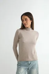 Polera de tejido de punto fino color bordó, con cuello alto y mangas largas.