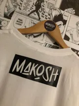 Remera blanca de algodón con estampado de Yor Forger del anime Spy x Family.