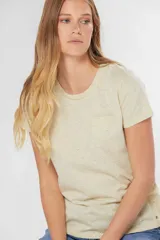 Remera blanca con cuello redondo, manga corta y bolsillo en el pecho.