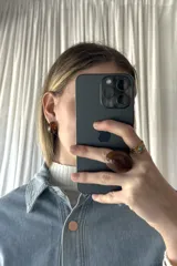 Anillo grande con piedra ovalada en tono marrón carey.
