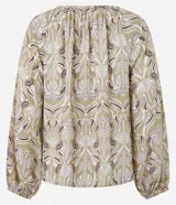 Blusa de manga larga con estampado geométrico en tonos verdes y violetas, cuello redondo con detalle de amarre frontal y puños elásticos.