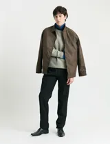 Campera de napa ecológica color marrón, con cierre frontal metálico, bolsillos laterales y cuello camisero.