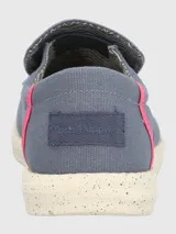 Alpargata slip-on Hush Puppies modelo Gordon, color azul grisáceo con detalle de costura lateral en color fucsia. Presenta suela de EVA moteada en tono crema y forro interior a rayas.