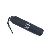 Paraguas manual color negro con logo XL en blanco.