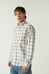 Camisa blanca a cuadros azules y grises, de manga larga y corte slim fit.