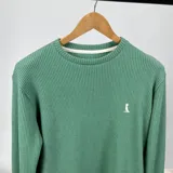 Buzo verde de tejido waffle con cuello redondo y logo bordado en el pecho.