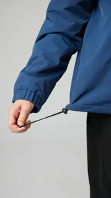 Campera pullover azul marino con capucha, cierre parcial en el cuello y bolsillo tipo canguro con solapa. Tiene un bolsillo con cierre en la manga izquierda y puños elásticos.