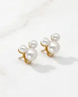 Aros tipo caravanas de oro 14k con diseño inspirado en Mickey Mouse, compuestos por tres perlas de cultivo de diferentes tamaños.