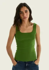Musculosa básica acanalada de color verde, con escote cuadrado y tir부는 anchos.