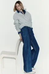 Pantalón denim de corte holgado en mezcla de lyocell y algodón, color azul. Presenta tiro alto con cintura elástica revestida y cordón ajustable, bolsillos laterales discretos y piernas rectas.