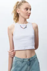 Top corto de tejido acanalado color marrón, con cuello redondo y corte de sisa tipo nadador.