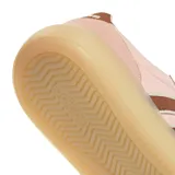 Championes urbanos Adidas modelo Barreda Decode, color rosado con detalles en marrón bronce. Presentan una combinación de texturas en gamuza y material sintético, con las icónicas tres tiras laterales y suela de goma translúcida.