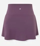 Short pollera deportivo de color violeta, con diseño tiro alto y bies contrastante en color blanco en el borde inferior. Incluye short interno integrado.
