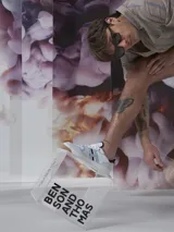 Championes Hoff modelo Brodway, color gris claro con detalles en celeste, blanco y bordó. Confeccionados en cuero y textil, con suela de goma color caramelo.