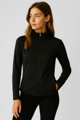 Campera deportiva de ajuste al cuerpo, confeccionada en poliéster, con cierre frontal completo, cuello alto y bolsillos laterales.