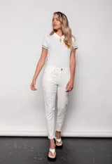 Pantalón chupín de tiro medio con textura similar al denim, en color beige claro.