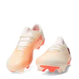 Championes de fútbol Puma Future 9 Match Fusion FG/AG, color beige con detalles en naranja y logo rojo en el talón.