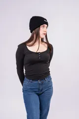 Remera azul de punto canalé, con escote cuadrado y mangas largas.
