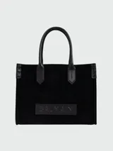 Cartera tote Balmain modelo B-Army Shopper Small, confeccionada en gamuza negra con detalles en cuero negro liso. Cuenta con doble asa superior, ribetes pespunteados y un parche frontal de cuero con el logotipo grabado en relieve.