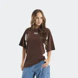 Remera de algodón con corte oversize, color marrón con paneles laterales en blanco. Presenta logo bordado en el pecho y en la espalda.