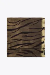 Pañuelo de modal y seda con estampado de tigre en tonos verde oliva y marrón oscuro. Presenta bordes deshilachados.