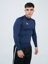 Remera térmica de manga larga y cuello alto Umbro, color gris oscuro, diseñada con ajuste ceñido al cuerpo.