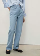 Jeans de tiro medio color celeste, confeccionados en tejido 100% algodón estilo vaquero, con diseño de corte recto, cinco bolsillos, trabillas para cinturón y cierre frontal con cremallera y botón.