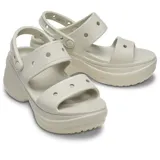 Sandalias de plataforma Crocs modelo Classic Bae, color hueso, con diseño de dos tiras, suela ultracontorneada con altura de cuña y tira trasera ajustable. Cuentan con perforaciones compatibles con Jibbitz.