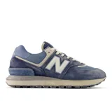 Championes urbanos New Balance modelo U574LGDI, color azul, confeccionados en gamuza y malla con detalles en gris y blanco, logo "N" en los laterales y entresuela ENCAP.