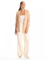 Blazer de satén marca Dictionary, con cuello de solapa, bolsillos frontales simulados y forro interno a tono.