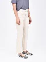 Pantalón de jean blanco, de corte recto y tiro alto, con terminación desflecada en el ruedo.