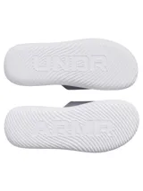 Ojotas Under Armour modelo Ignite Pro 8 de color gris con suela blanca. Cuentan con una correa superior ajustable con velcro y el logo de la marca grabado, plantilla de espuma viscoelástica para mayor comodidad y suela de EVA con tracción.