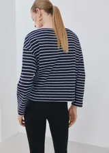 Buzo de punto de algodón con diseño a rayas horizontales, cuello barco y mangas largas.