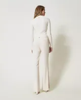 Pantalón de vestir color crudo, de corte recto, con pretina, botón y abertura en el ruedo. Marca Twinset.