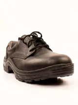 Zapato de trabajo negro de cuero con cordones.