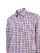Camisa de manga larga RKF modelo Lighter, confeccionada en popelina de algodón orgánico con diseño de cuadros en tonos rojos, azules y blancos. Presenta cuello camisero, cierre frontal con botones, un bolsillo en el pecho con el logo de la marca bordado y calce modern fit.