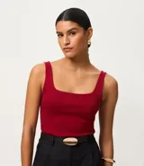 Blusa de canalé color bordo, sin mangas, con escote cuadrado y tirantes anchos.