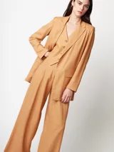 Pantalón de lino color naranja, de tiro alto y corte wide leg.