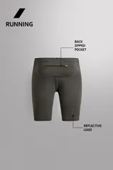 Mallas cortas de running confeccionadas en tejido técnico elástico, con cintura elástica ajustable mediante cordón interior y bajo con aplicación de silicona antideslizante. Presenta detalle de logo estampado en la pernera.