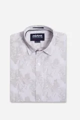 Camisa de hombre Mistral con look lino, de manga corta y corte slim. Presenta un estampado lineal de flores en color azul sobre fondo blanco, cartera abotonada y logo bordado en el pecho.