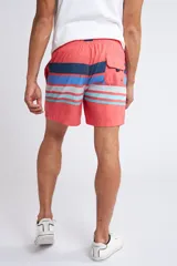 Short de baño con cintura elástica y cordón ajustable, confeccionado en tela ligera de secado rápido. Presenta un estampado botánico integral en tonos amarillos, blancos y azules, con dos bolsillos delanteros y uno posterior.