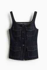 Top entallado en denim de algodón rígido, color azul oscuro, con escote cuadrado, tirantes anchos, bolsillos superiores y delanteros con solapa, y botonadura frontal.