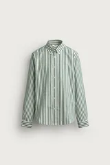 Camisa de corte relaxed fit con diseño de rayas verticales en color verde y blanco, confeccionada en tejido de algodón. Cuenta con cuello tipo solapa con botones, manga larga con puños abotonados y cierre frontal de botonadura.