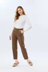 Pantalón de gabardina marrón, de corte recto con pinza en el bajo y detalles de botones en los tobillos.