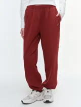 Pantalón de jogging color bordó con cintura elástica, bolsillos laterales y puños elastizados en los tobillos. Presenta un pequeño logo bordado en la parte frontal.